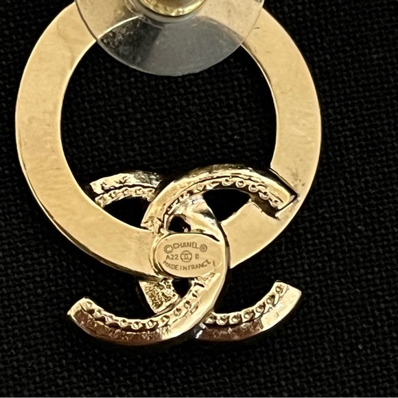 New Chanel CC Logo Drop Earrings 2022 - Picture 8 of 9